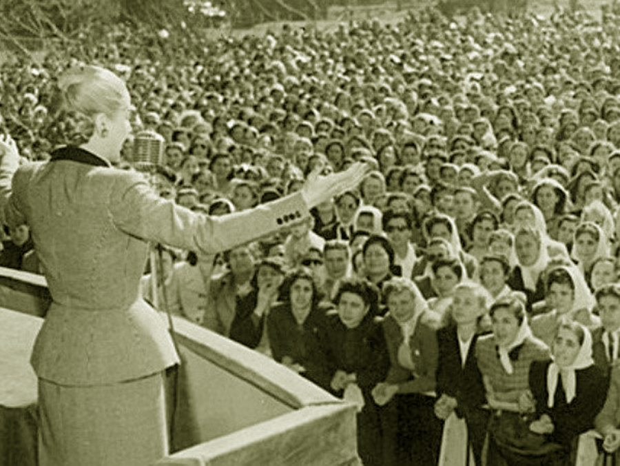 Eva Perón durante la promulgación del voto femenino