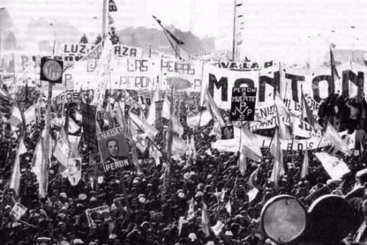 Manifestantes en el regreso de Perón